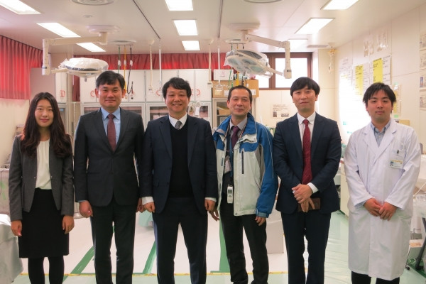 KIRAMSの訪問者たちが医療センターで記念撮影をしている様子。