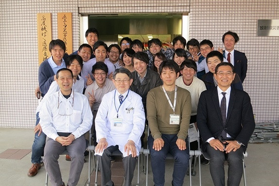 山梨大学の学生たちが福島県立医科大学で実習を受ける様子を写した集合写真。