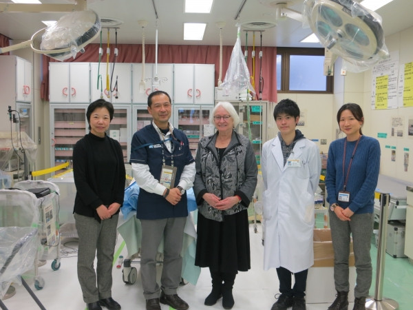 ハーバード公衆衛生大学院のリマ・ラッド先生が福島県立医科大学の放射線災害医療センターを視察し、医療スタッフと共に記念撮影を行っている様子。