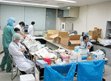 放射線科医師と技師が除染作業に備え、待機している医療現場の様子。