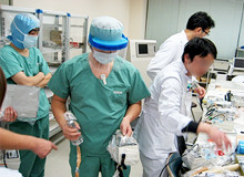 医療現場で計測機器を準備する医療スタッフの様子。放射線汚染の線量測定に備えている。