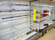 震災後の院内コンビニの空になった食料品棚、支援物資の到着を待つ状況。