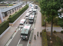 自衛隊や消防車両が並ぶ医療搬送の様子、緊急支援活動の一環。