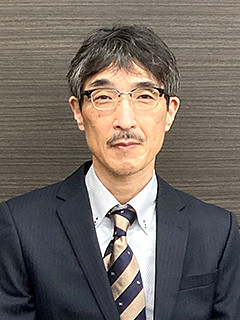 井上聡己教授がスーツを着て微笑んでいるポートレート。福島県立医科大学の麻酔科学講座の主任教授。
