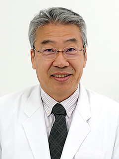会津医療センターの教授、遠藤俊吾氏の白衣姿のポートレート。