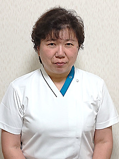 大島光さん、会津医療センター附属病院の副看護部長として白衣を着て微笑む姿。