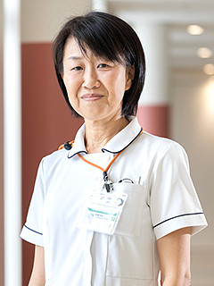 福島県立医科大学の看護学部講師、精神看護専門看護師の加藤郁子さんが微笑んでいるポートレート。