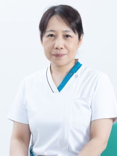 大島光さん、会津医療センター附属病院の副看護部長として白衣を着て微笑む姿。