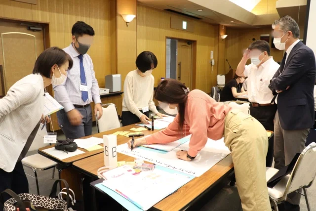 看護師特定行為研修の指導者講習会で、参加者がグループ活動を行っている様子。