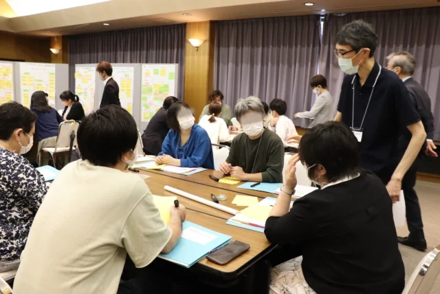 看護師特定行為研修の指導者講習会で、参加者がグループディスカッションを行っている様子。