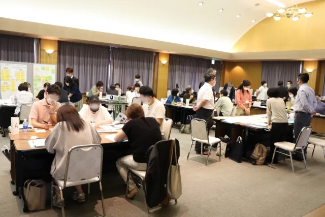 看護師特定行為研修の指導者講習会で、参加者がグループで議論している様子。