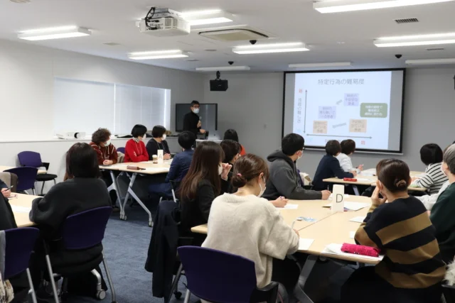 看護師特定行為研修フォローアップセミナーの様子。参加者が講演を聴き、グループワークを行っている。