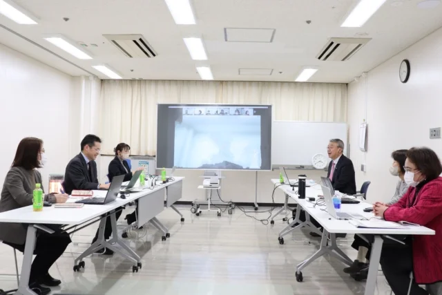 看護師特定行為普及啓発講習会のオンライン会議の様子、参加者がパソコンを使っている。