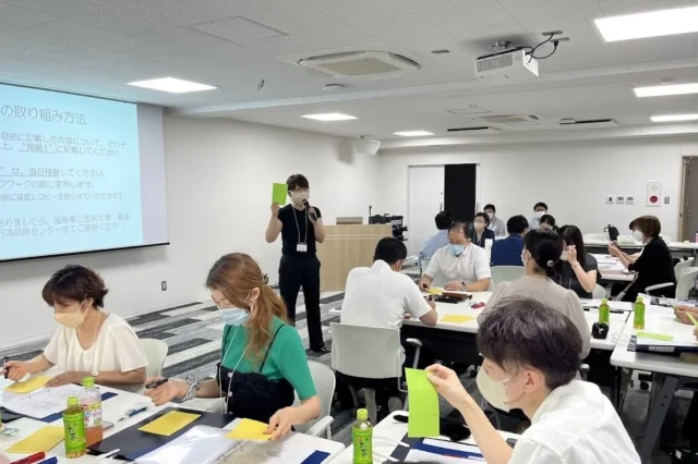 看護師特定行為研修の指導者講習会で、参加者が意見を共有している様子。