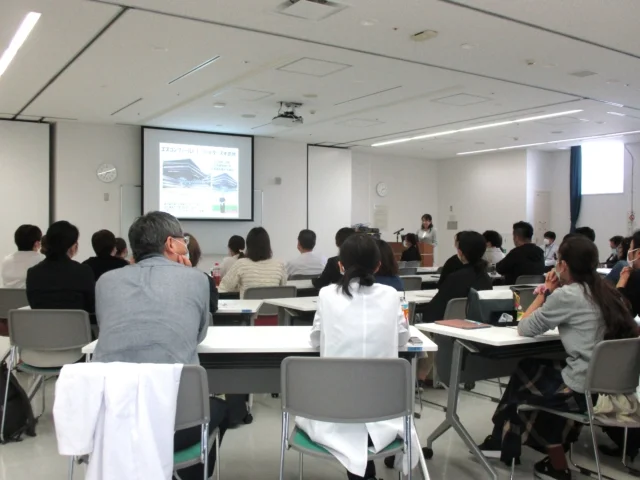 看護師特定行為普及啓発講習会で講演を聴く参加者たちの様子。