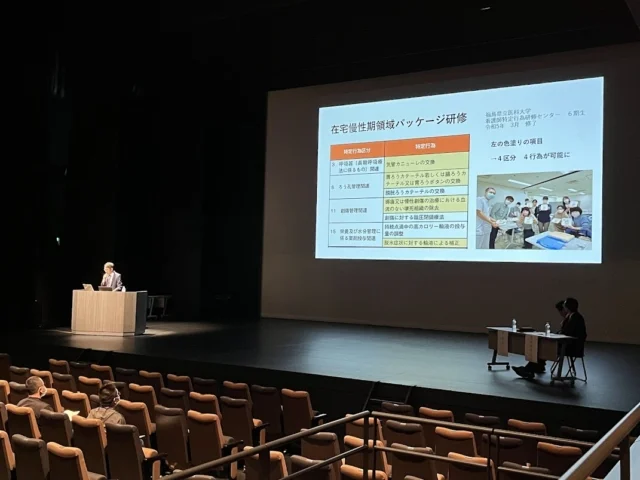 看護師特定行為普及啓発講習会の様子、講師がプレゼンテーションを行い、参加者が聴講している。