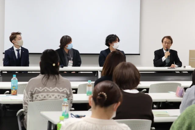 看護師特定行為フォローアップセミナーでの講演者たちと参加者の様子。