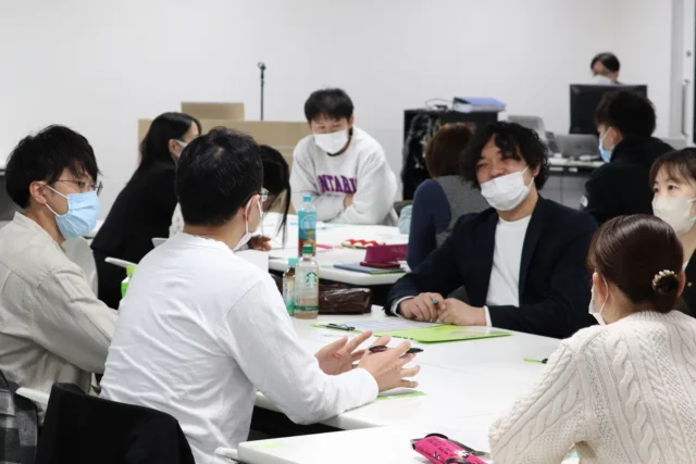 看護師特定行為フォローアップセミナーでの参加者たちがテーブルを囲んで話し合っている様子。