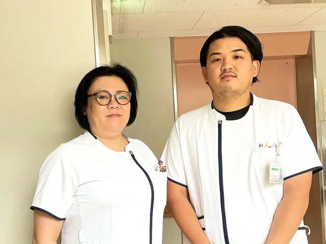 公立相馬総合病院の医療スタッフが笑顔で並んでいる写真。