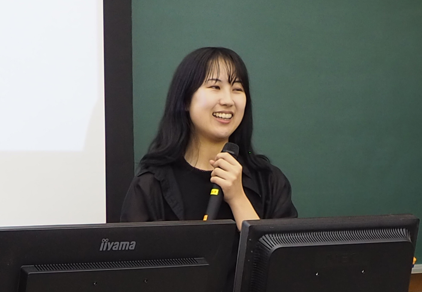 発表の様子(加藤里菜さん)