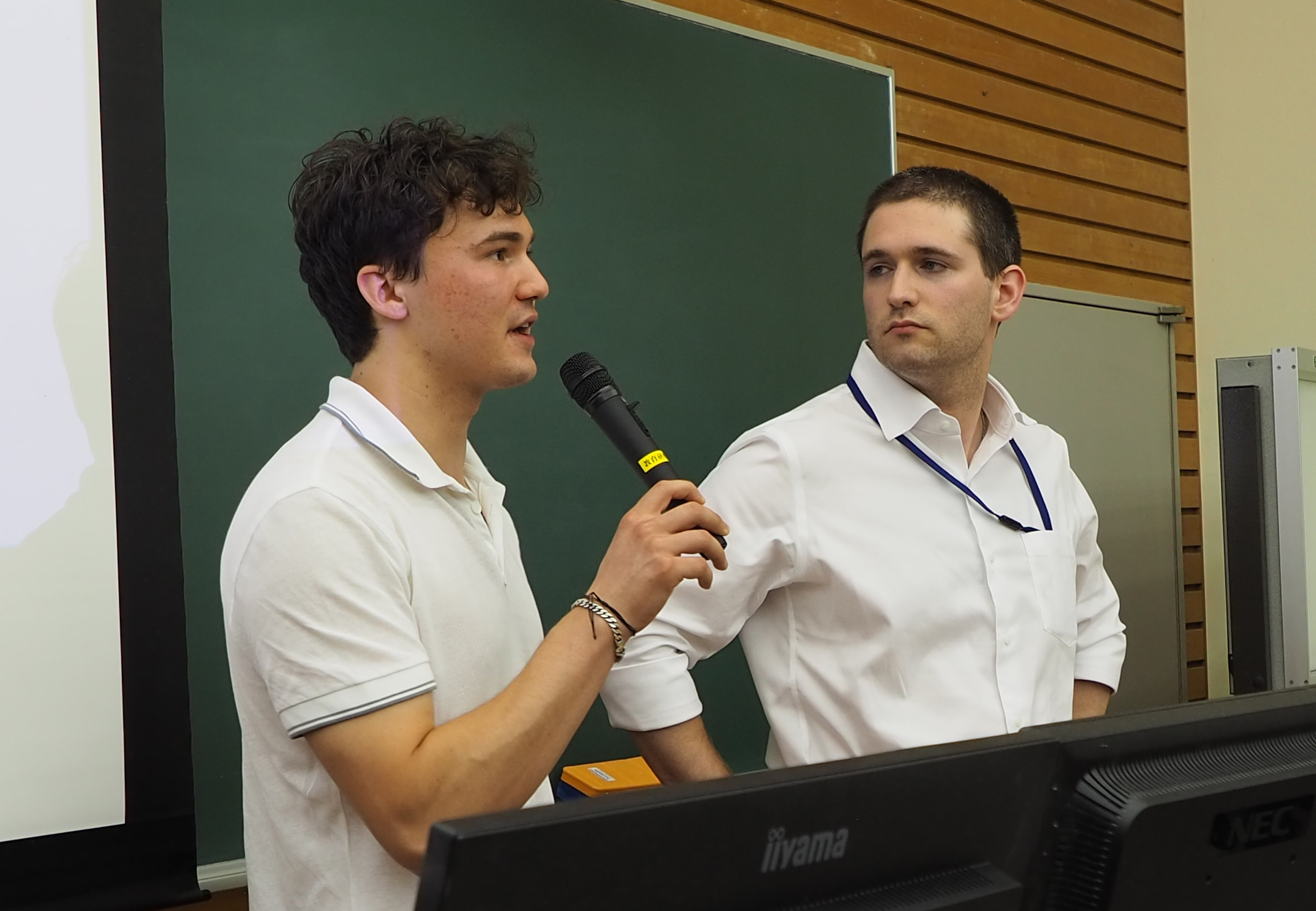 発表の様子(左から、Benjamin Nikitinさん、George Kramerさん)