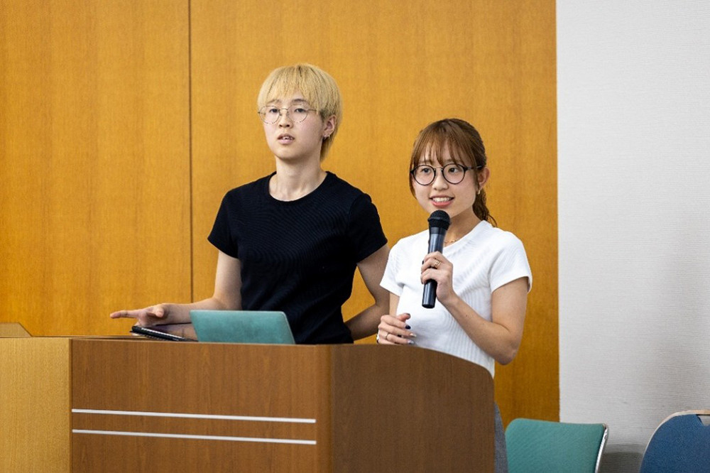 発表の様子（左から、山村桃花さん、盛日世菜さん）