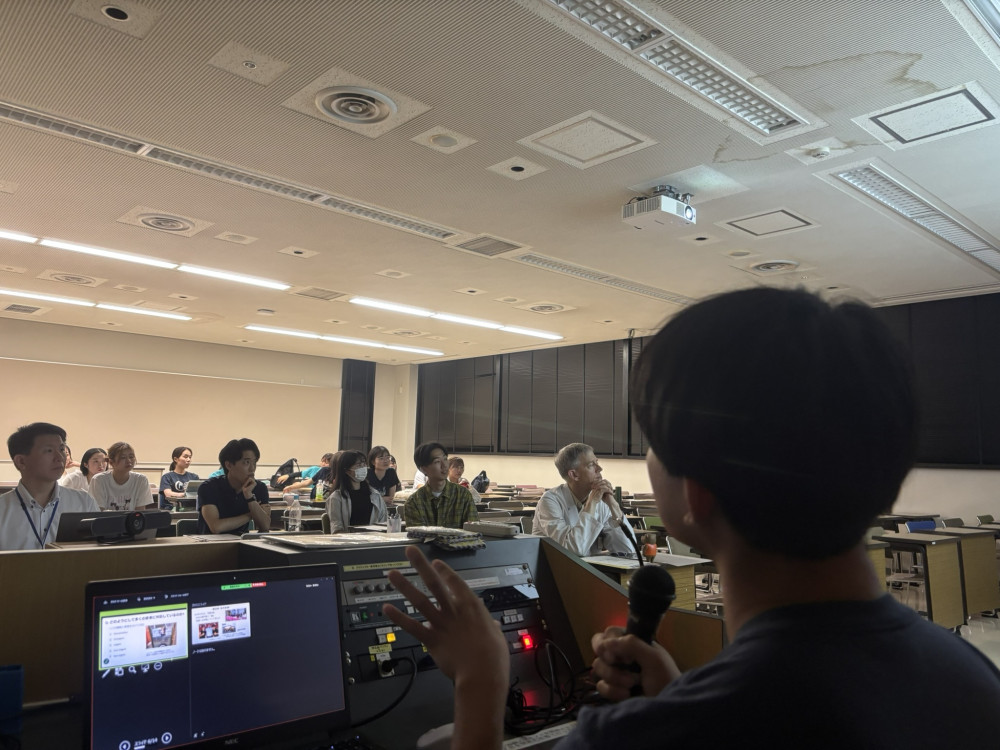 今年度派遣学生による体験談発表の様子（渡邉小次郎さん（医学部6年生））