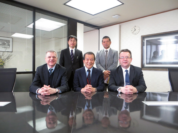 ベラルーシ医科大学とゴメリ医科大学の副学長が福島県立医科大学を訪問し、理事長と共に記念撮影を行っている様子。
