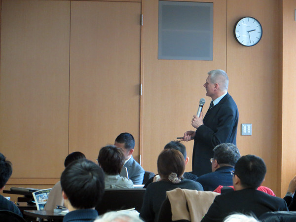 ベラルーシ医科大学の副学長が講義を行っている様子。聴衆が真剣に聞き入っている。
