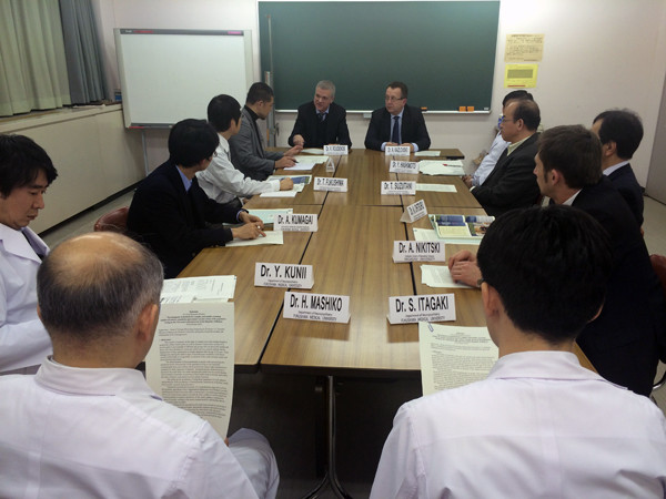 ベラルーシ医科大学とゴメリ医科大学の副学長が福島県立医科大学で情報交換会を行っている様子。