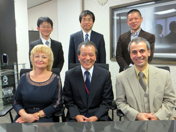 ベラルーシ医科大学とゴメリ医科大学の教員が福島県立医科大学を訪問し、理事長と共に記念撮影を行った様子。