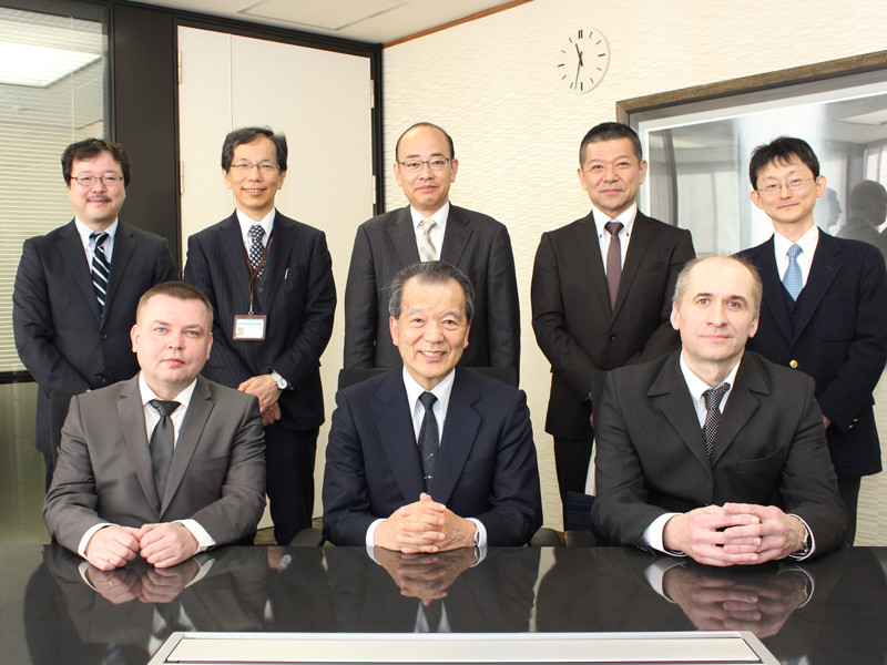 ベラルーシ医科大学とゴメリ医科大学の教員が福島県立医科大学を訪問し、理事長と共に記念撮影を行った様子。