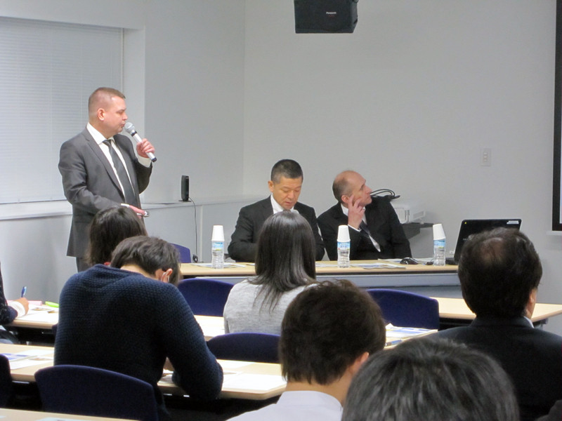 講義中のイワノーフ准教授と聴講者たちが座っている様子。