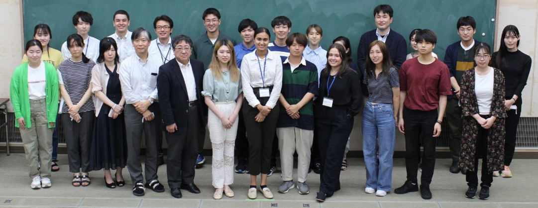 マウントサイナイ医科大学の学生交流発表会に参加した学生たちの集合写真。