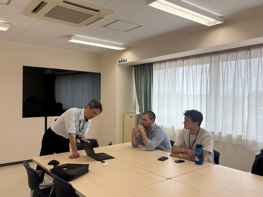 先端臨床研究センター訪問し、鷲山幸信准教授より放射性医薬品の開発研究について講義を受ける様子