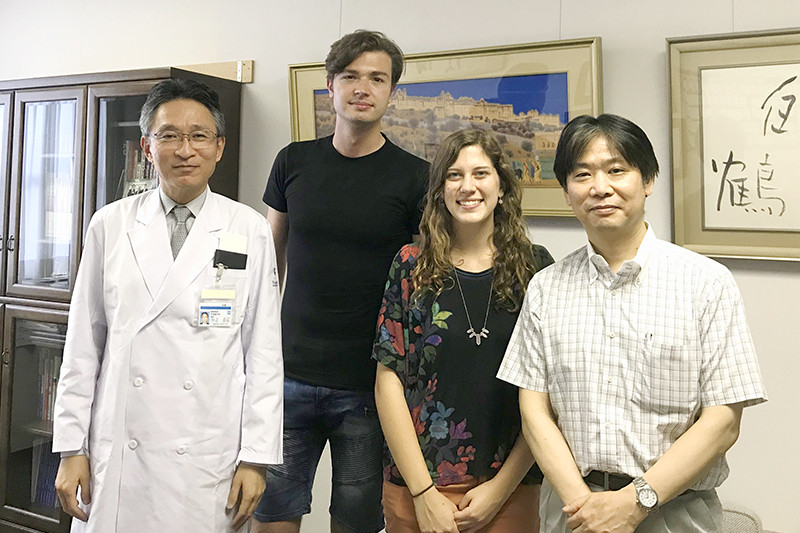 米国マウントサイナイ医科大学からの交換留学生2名と医学部長が懇談している様子。