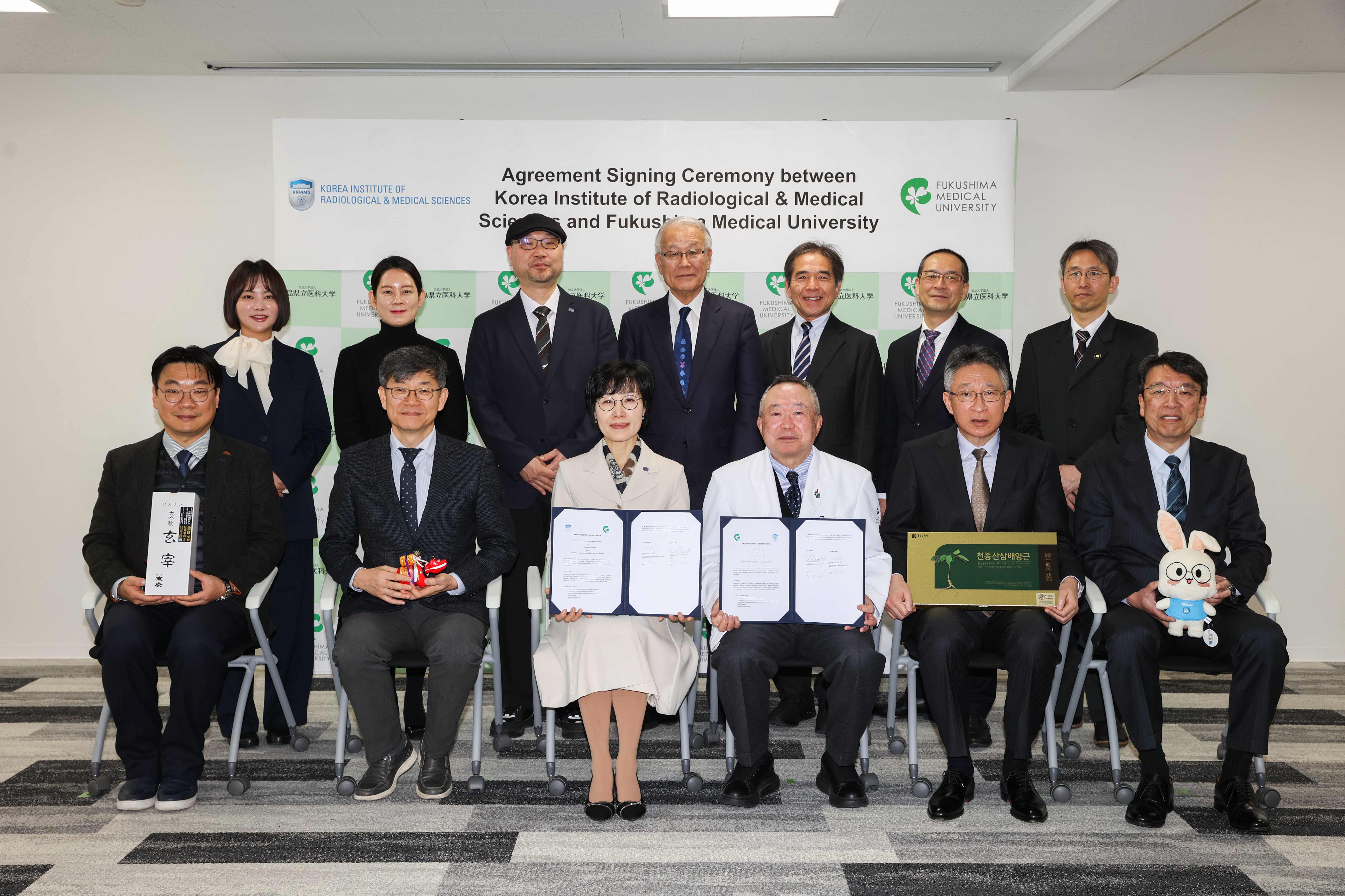 韓国原子力医学院とのMOU締結式の参加者が並んでいる写真。