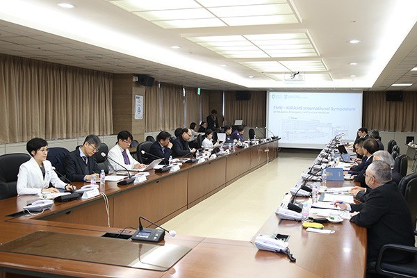 参加者が向かい合って会議を行う様子の写真