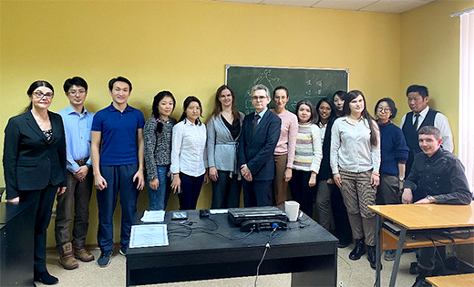 ロシアの国立メーチニコフ北西医科大学で修了証を授与された長崎大学と福島県立医科大学の学生たちの集合写真。
