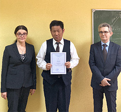 ロシア国立メーチニコフ北西医科大学で修士課程を修了した大塚修宏さんと指導教員の写真。