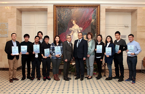 留学先のロシアで単位取得証明書を授与された長崎大学と福島県立医科大学の学生たちの集合写真。