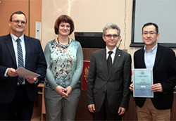 ロシア国立メーチニコフ名称北西医科大学で単位を取得した福島県立医科大学の高野吉教さんと教員たちの記念写真。