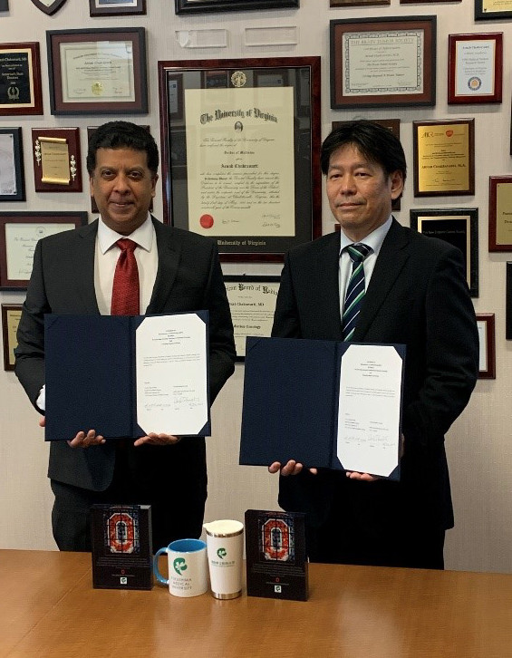 アメリカ・オハイオ州立大学との学術交流協定を更新するために、書類を持つArnab Chakravarti教授と鈴木義行教授が並んでいる。