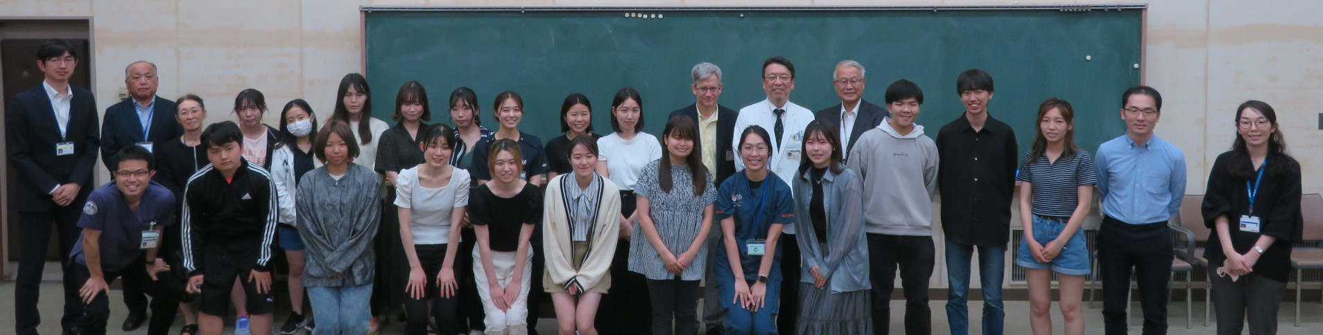 国立シンガポール大学医学部留学生交流会の参加者が集合した写真。
