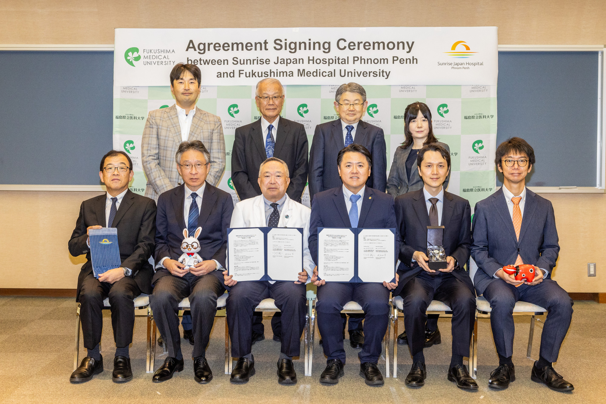 調印式後の記念撮影（参加者の集合写真）