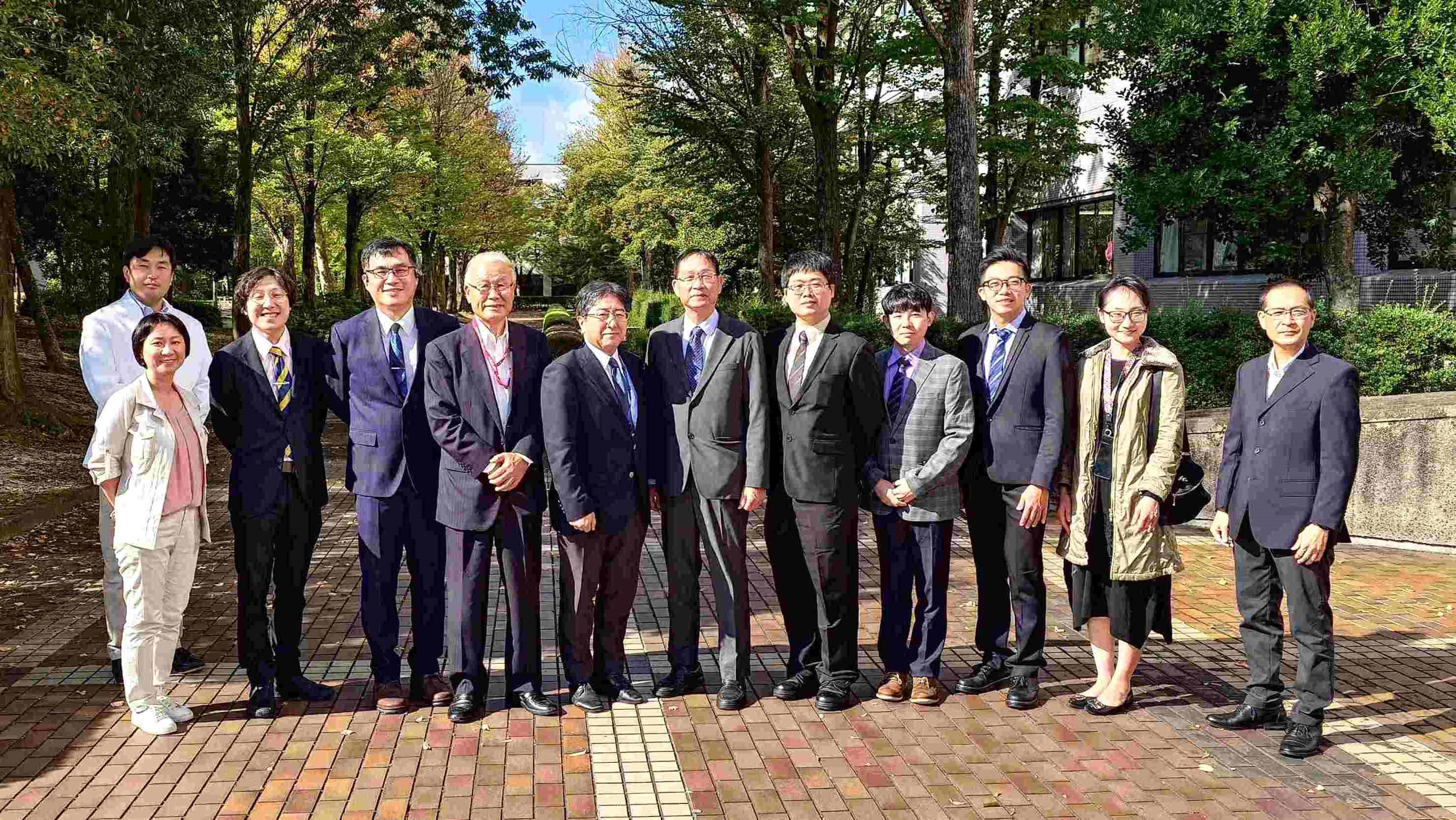 台湾大学医学院と栄民総醫院の視察団が福島県立医科大学で集合し、医療連携について議論している様子。