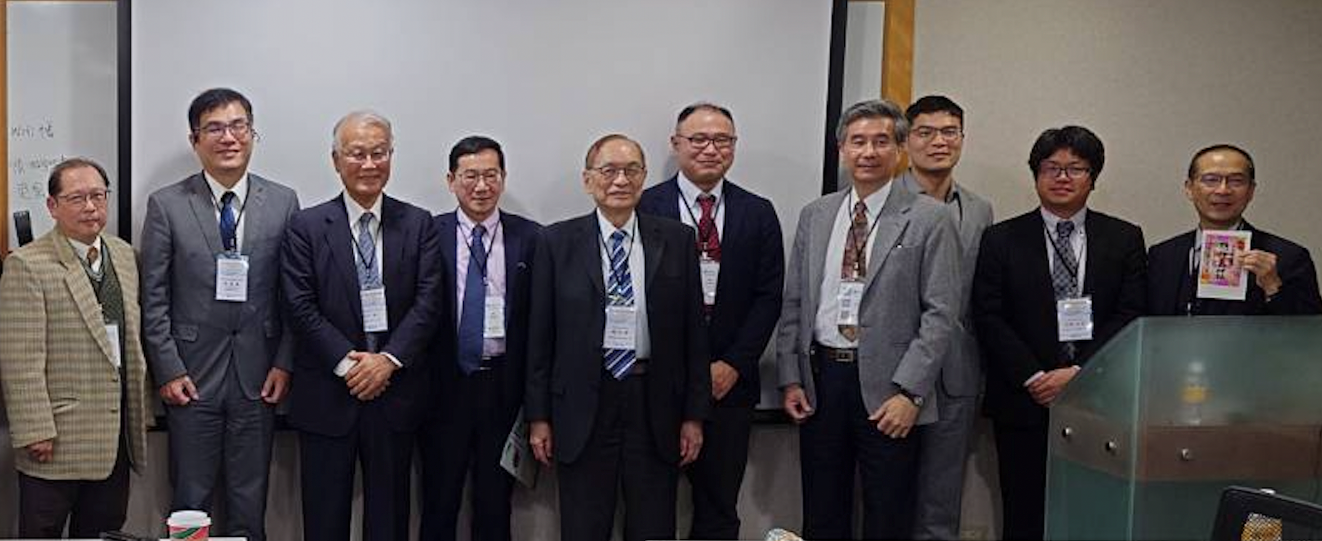 日本と台湾の研究会に参加した講師陣の集合写真。各国の専門家が一堂に会し、原子力災害医療について意見交換を行った。
