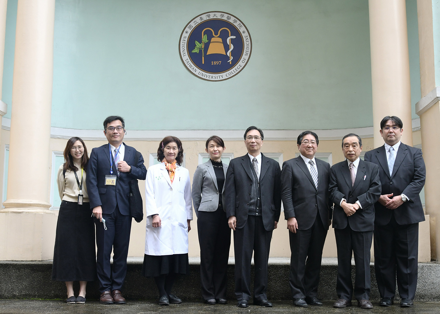 国立台湾大学医学院の前で記念撮影をする医療関係者たち。