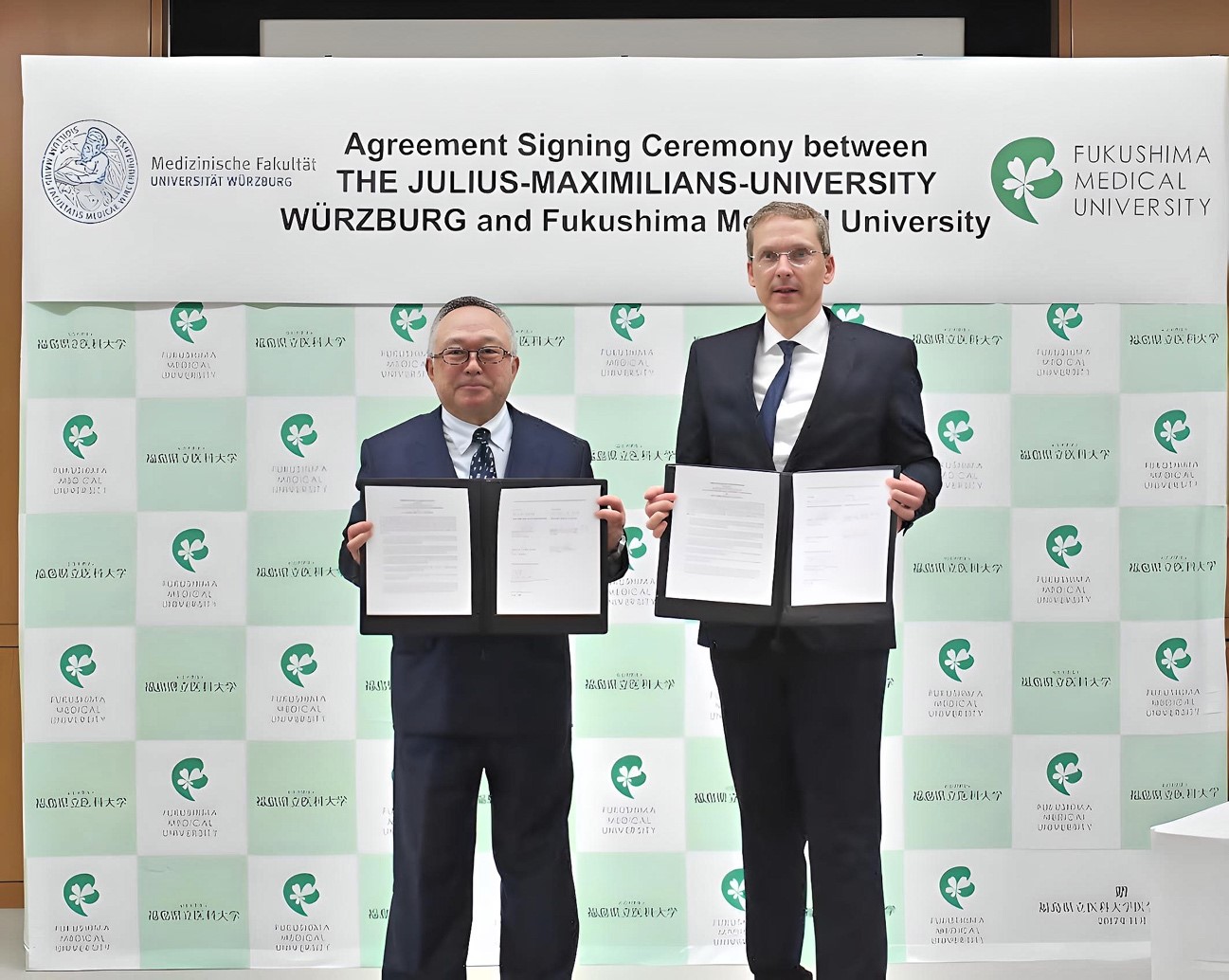 福島県立医科大学とドイツ・ヴュルツブルク大学医学部の協定締結式の様子。左から竹之下理事長、Andreas K. Buck教授が書類を持っている。