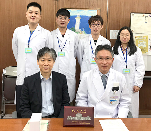 武漢大学医学部の学生4名と福島県立医科大学の教授が懇談している様子。